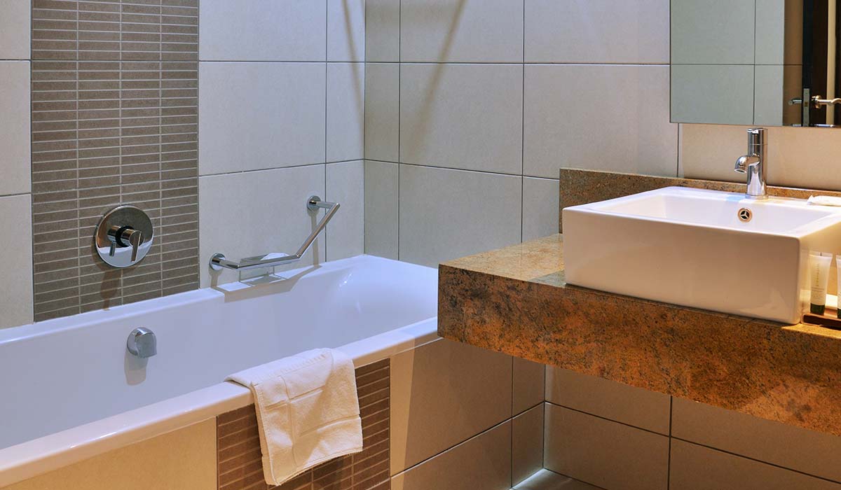 Family Room - Bathroom - Premier Hotel O.R. Tambo