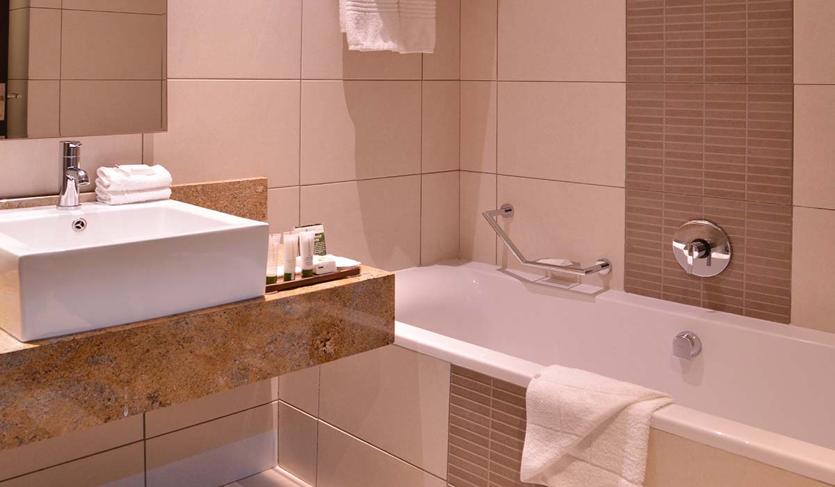 Standard Room - Bathroom - Premier Hotel O.R. Tambo