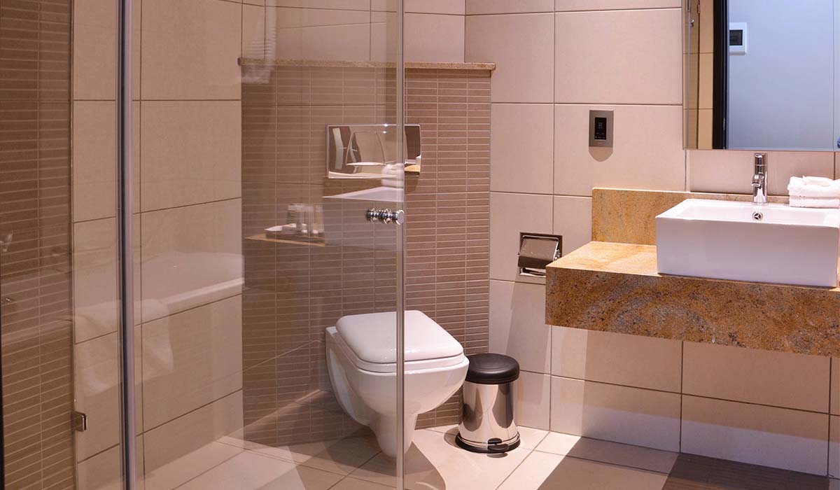 Standard Room - Bathroom - Premier Hotel O.R. Tambo