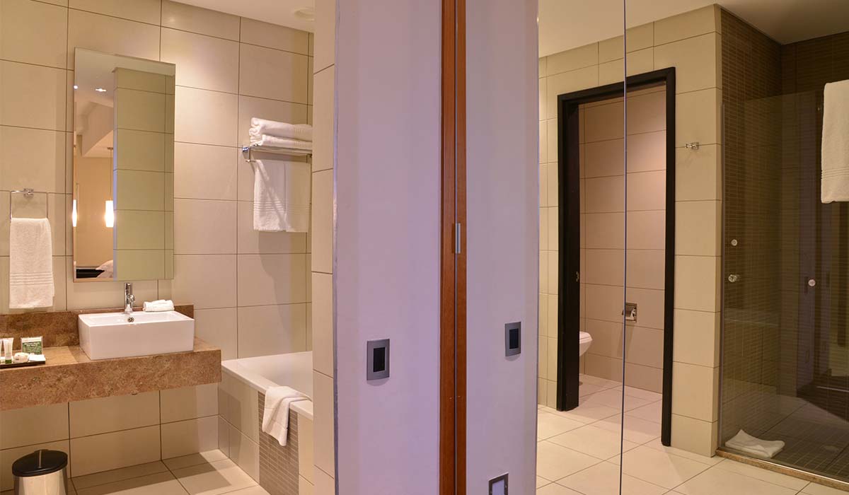 Suites - Bathroom - Premier Hotel O.R. Tambo